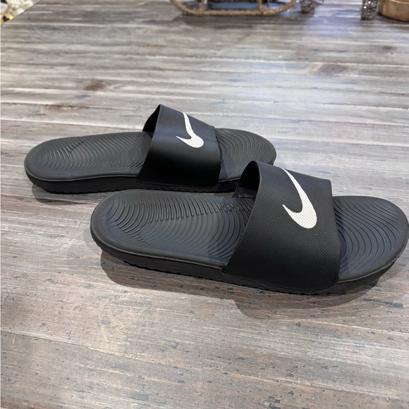 Nike Black Kawa Slide Sandals - Picture 2 of 4